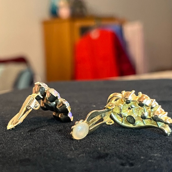 Vintage Mismatched ClipOn Earrings with Aurora Borealis Rhinestone Retro Sparkle - Picture 15 of 17